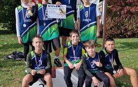 Drużyna młodszych chłopc&oacute;w na podium