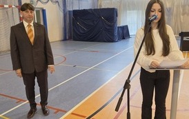 Przewodnicząca Samorządu Uczniowskiego podczas składania życzeń nauczycielom