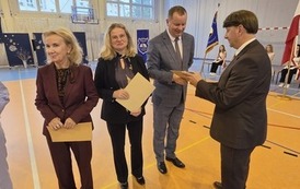 Dyrektor wręcza nagrodę swojemu zastępcy
