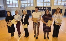 Grupa nauczycielek z nagrodami dyrektora