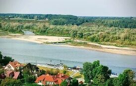 Krajobraz z rzeką w tle