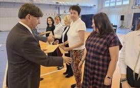 Dyrektorzy wręczają nauczycielkom nagrody
