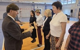 Dyrektorzy wręczają nauczycielkom nagrody