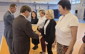 Dyrektorzy wręczają nauczycielkom nagrody