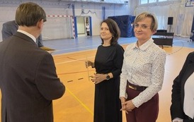 Dyrektorzy wręczają nauczycielkom nagrody