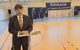 Dyrektor w trakcie przem&oacute;wienia