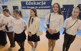 Uczennice klasy 5B i 5C na scenie