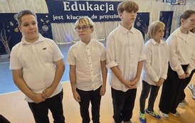 Uczniowie klasy 5 B na scenie