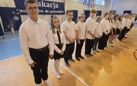 Uczniowie na scenie po występie