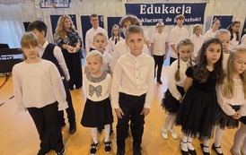 Uczniowie na scenie po zakończonym występie