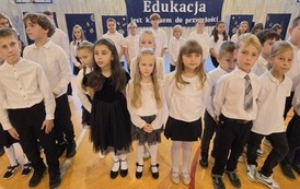 Uczniowie na scenie po zakończonym występie