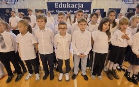 Grupa uczni&oacute;w klas trzecich na scenie