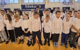 Dyrektor wśr&oacute;d uczni&oacute;w