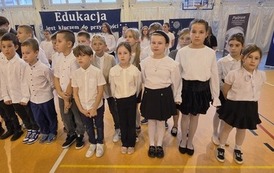 Grupa uczni&oacute;w klas trzecich na scenie
