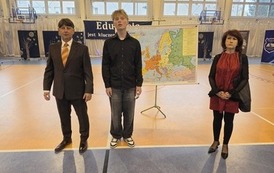 Uczeń, nauczycielka i dyrektor podczas występu na scenie