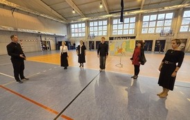 Uczeń i nauczyciele podczas występu na scenie