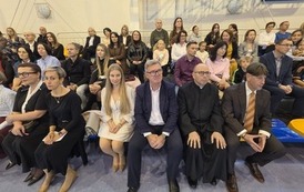 Dyrektor, goście i nauczyciele na widowni