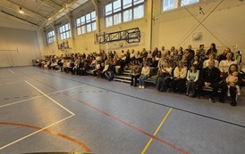 Nauczyciele, uczniowie i rodzice na trybunach