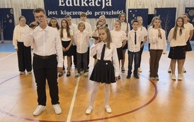 Soliści i ch&oacute;r uczni&oacute;w podczas wykonywania piosenki