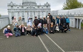 Uczniowie klasy IIB na tle miniatury Placu Św. Piotra w Watykanie