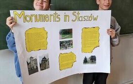 Uczennica i uczeń z plakatem