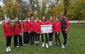 Drużyna dziewcząt z nauczycielem