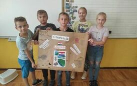 Pięcioro uczni&oacute;w z plakatem
