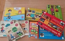 Pudełka z grami edukacyjnymi