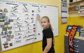 Dziewczynka stojąca przy białej tablicy