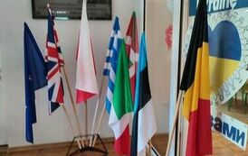 Flagi r&oacute;żnych kraj&oacute;w na stojaku