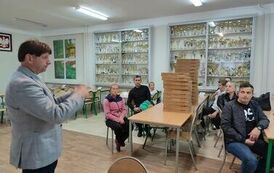 Dyrektor szkoły przemawiający do rodzic&oacute;w czwartoklasist&oacute;w