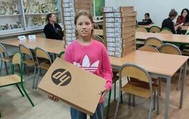 Dziewczynka trzymająca pudełko z laptopem