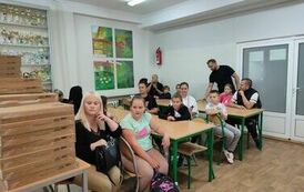 Grupa czwartoklasist&oacute;w z rodzicami