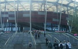 Uczniowie wchodzą po schodach na Stadion Narodowy
