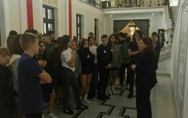 Uczniowie z zainteresowaniem oglądają tablice upamiętniające w Sejmie