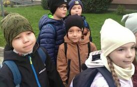 Uczniowie przed szkołą