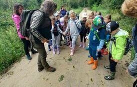 Pani Leśnik pokazuje uczniom tropy leśnych zwierząt