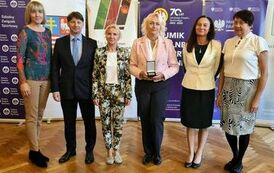 Odznaczeni nauczyciele wychowania fizycznego wraz z dyrektorem szkoły