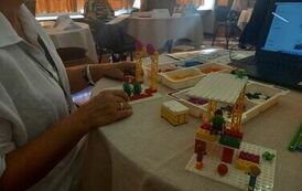 Kobieta układa klocki Lego