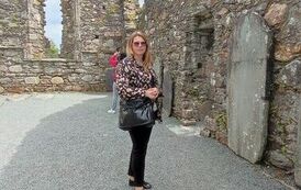 Ruiny średniowiecznej świątyni na terenie Glendalough