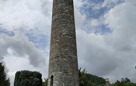 Średniowieczna wieża na terenie Glendalough