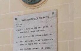 Tablica kościelna w Saint Paul Bay upamiętniająca przybycie na wyspę  świętego Pawła-patrona miasta