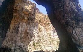 Blue Grotto - błękitna grota pełna skalistych przesmyk&oacute;w i&nbsp;lazurowej wody