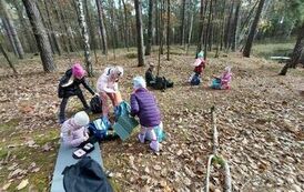 Dzieci jedzą drugie śniadanie