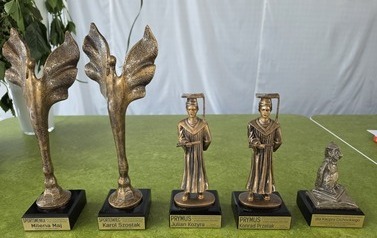 Statuetki dla absolwent&oacute;w