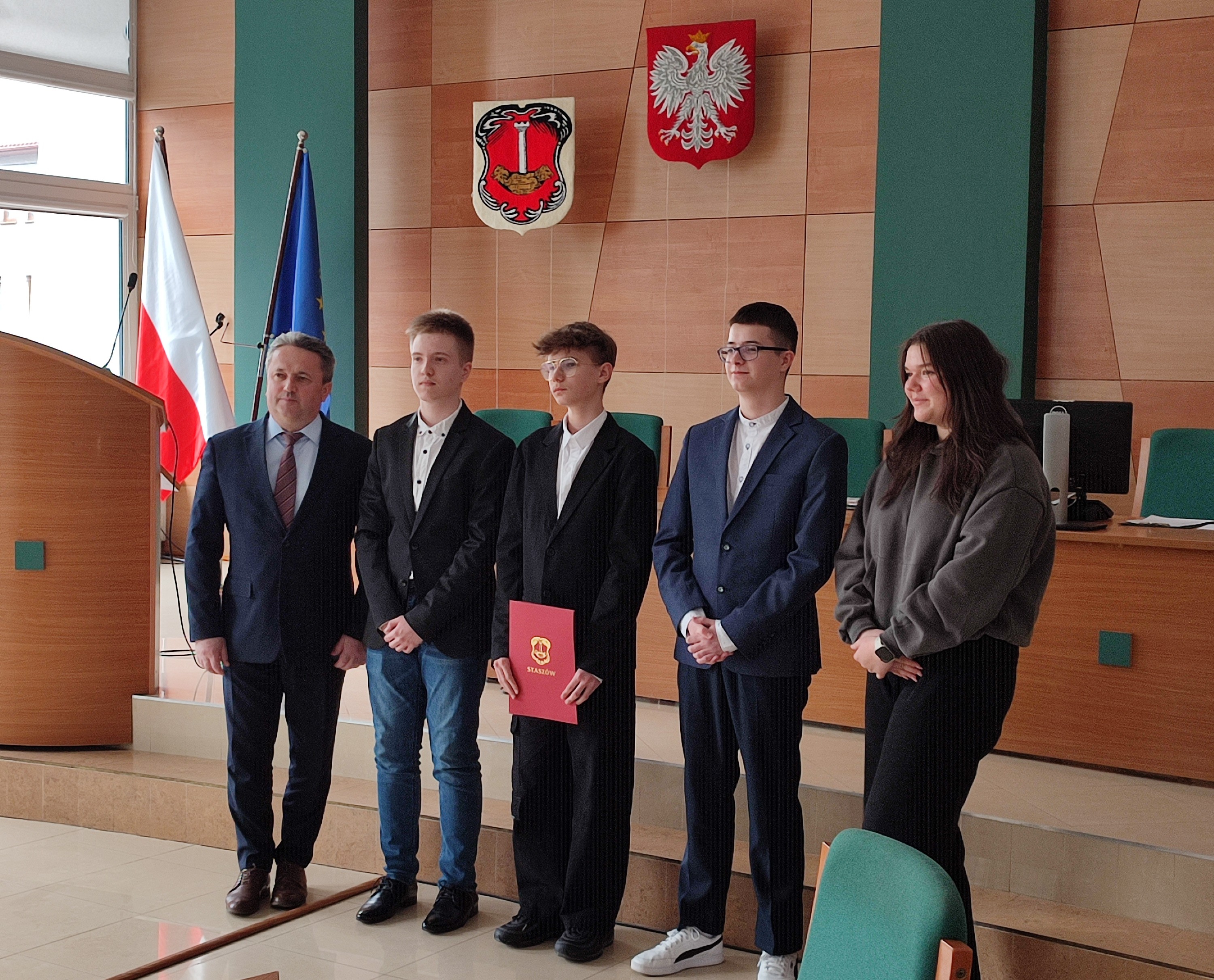 Burmistrz dr Leszek Kopeć oraz&nbsp;radni Młodzieżowej Rady Miejskiej