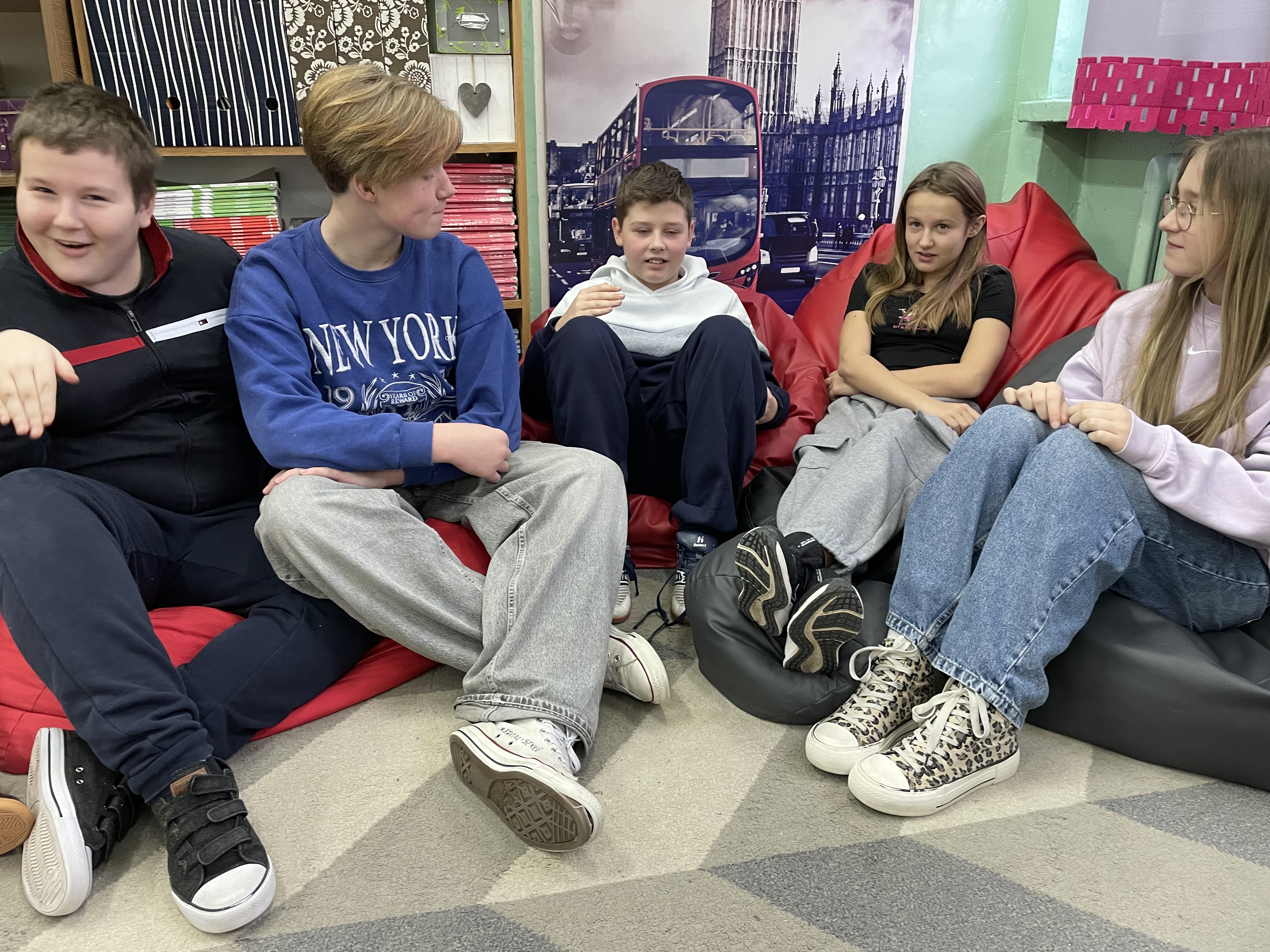 Uczniowie klasy 6 c prowadzą dyskusję