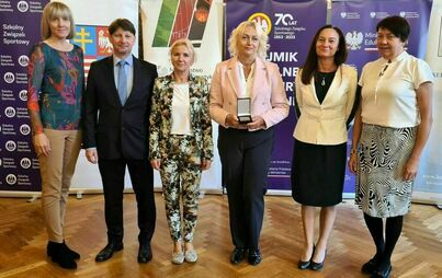 Odznaczeni nauczyciele wychowania fizycznego wraz z dyrektorem szkoły