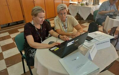 Dwie kobiety pracują na laptopach