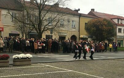 Złożenie kwiatów pod pomnikiem